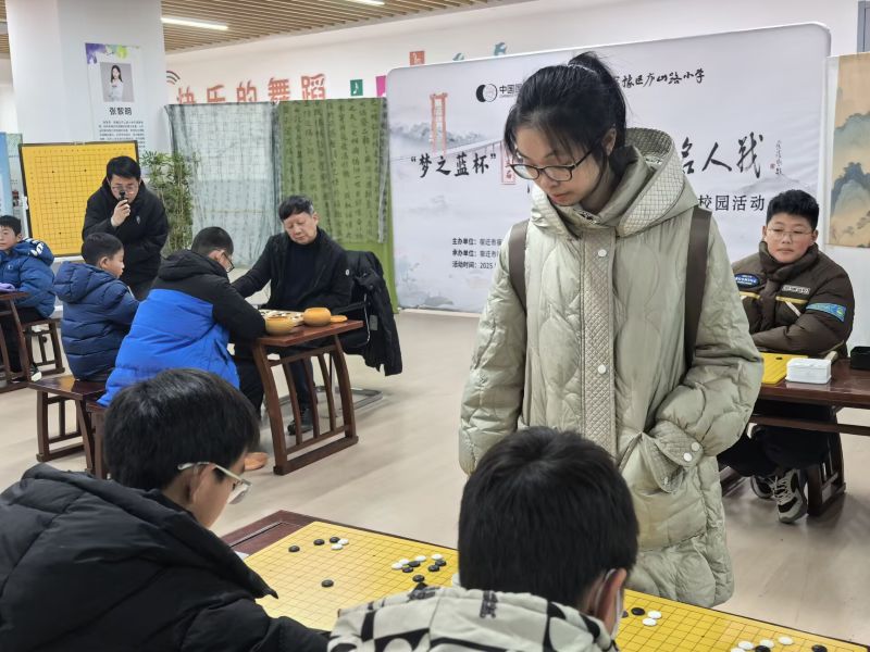 周泓余七段在下指导棋。